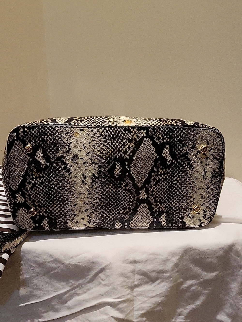 Henri Bendel NWT - Python-Print Tote Bag in Black and Cream - Women's Handbag - Picture 3 of 9